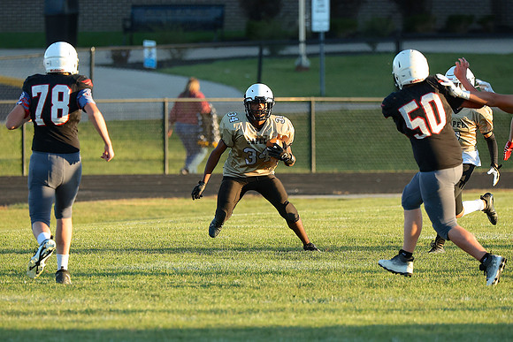 221004_HM7V_LapelMS_8thFootball_0127
